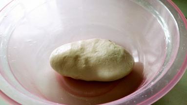 略微揉一下，面团表面还有一些油。