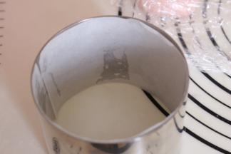 松弛的时候，将模具内部用油纸裹入