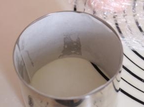 松弛的时候，将模具内部用油纸裹入