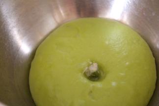 大约1小时左右，用手指蘸面粉戳洞不回缩即为发酵完成