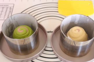 放入模具，模具下方放置平烤盘，进行二次发酵，烤箱150度预热