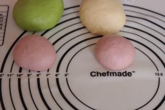 发酵好的面团排气，紫薯面团等分两份，揉圆，松弛10分钟