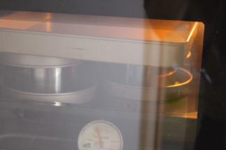 发酵至模具的八分满，盖上盖子或烤盘。放入烤箱，150度30分钟