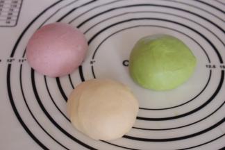 揉好的三色面团，室温发酵