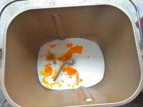 面包机桶先倒入牛奶，全蛋液，然后倒入盐