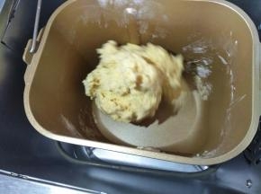 设置面包机程序，普通面包-烧色中-重量1000克，然后按启动键，面包机开始工作……