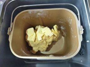 中途和面到18分钟，面包机暂停，这时候放入软化的黄油，让面包机继续工作……