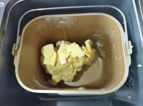 中途和面到18分钟，面包机暂停，这时候放入软化的黄油，让面包机继续工作……