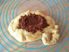 把面团分成二等份，其中一份加入可可粉，如果觉得难揉匀，可在可可粉中加入几滴水