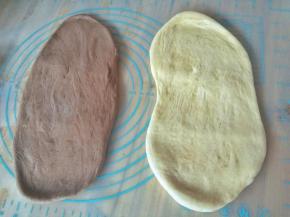 发酵好后，把面团拿出来用擀面杖擀开排气