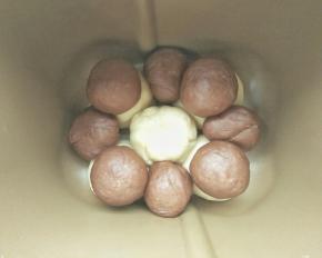 剩下的四个可可面团，摆在白色的面团上面，所有的面团已经摆好了