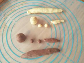 剩下的各30克面团，分别搓成猫咪的头，尾巴，耳朵，和身体