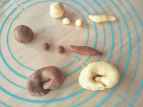 把猫身体尽量搓长一点，然后卷起来，放头的地方按一按扁