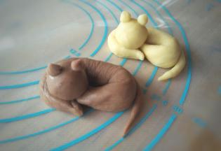 组装上猫猫头，耳朵捏尖一点，装上尾巴