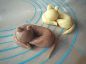 组装上猫猫头，耳朵捏尖一点，装上尾巴