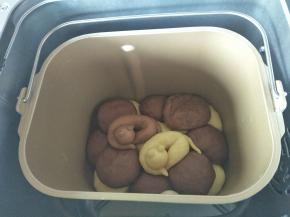 把两个可爱的猫咪按自己喜欢的位置放好，再按启动键，面包机继续工作