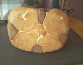 时间到面包机会发出蜂鸣声提醒，这时间戴上棉手机，把面包桶提出来，把吐司轻轻侧倒在晾架上晾凉