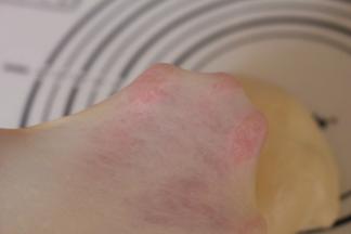 用手可以拉出大片薄膜即可。面团等分三份，一份为原色面团