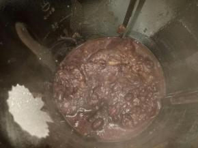 煮好后的红豆放料理机里打成泥，喜欢细点的多打几次，喜欢粗的打一两次就可以了