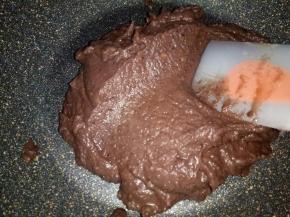 打好的红豆泥倒不粘锅里小火开炒