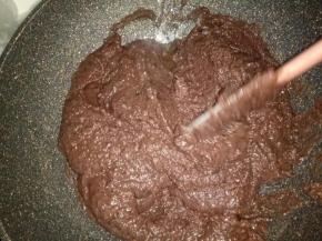 边炒边将油分次倒入，炒的时候需不停搅拌，分次倒油的时候需将前一次倒入的油充分搅匀再倒下一次