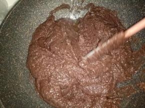 边炒边将油分次倒入，炒的时候需不停搅拌，分次倒油的时候需将前一次倒入的油充分搅匀再倒下一次