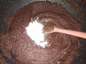 油全部倒入之后将白冰糖也分次加入（白冰糖最好弄碎）同油一样，每次搅匀再加下一次