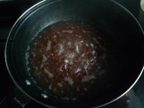 泡好的红豆放锅里加水煮开后捞出