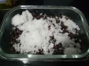 过滤掉水份后放保鲜盒晾凉，加入适量白砂糖拌匀放冰箱糖渍过夜