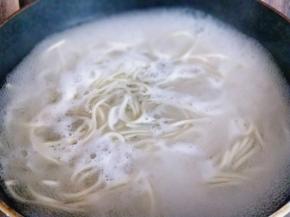 首先将面条煮至8分熟。(锅中水烧开后，下面)