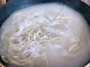 首先将面条煮至8分熟。(锅中水烧开后，下面)