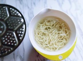 煮好的面条捞出，过冷水，冲洗几遍，直至面条不粘稠。