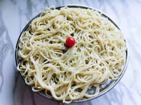 过好冷水后放在蒸帘上，淋干水份。
