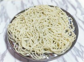 拌均匀后再次放在蒸屉上，晾干。我晾了一夜，晚上睡前煮好的，早上起来炒，正好！