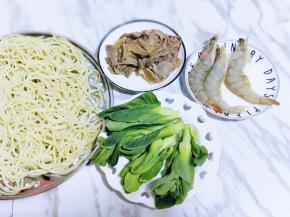 酱牛肉切片，虾洗干净，小青菜洗干净。