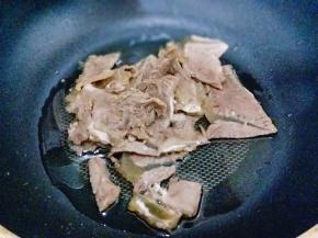 起油锅，加入切好的牛肉片煸炒。