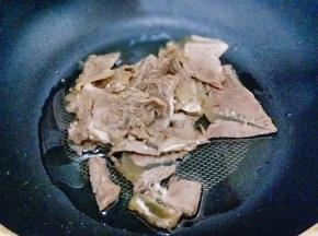 起油锅，加入切好的牛肉片煸炒。
