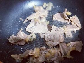 炒至变色。