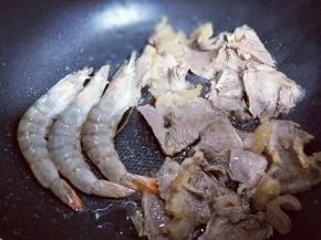 加入鲜虾。