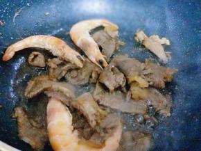 煸炒均匀，至虾熟。(酱牛肉是熟的哈)