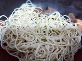 再加入煮好并晾干的面条。