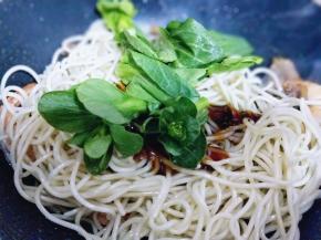 再加入青菜，中小火炒至均匀。