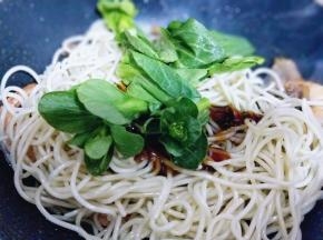 再加入青菜，中小火炒至均匀。