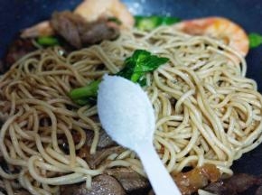 加入白砂糖提鲜，炒至均匀，可以关火。(我没有加盐，可以根据个人口味选择是否需要加盐。)