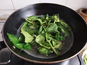 锅里水烧开放入菠菜