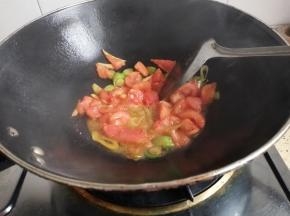 西红柿要炸出汁