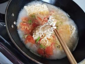 用筷子慢慢挑开