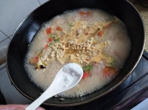 加入盐调味打入鸡蛋