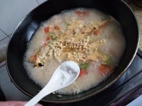 加入盐调味打入鸡蛋