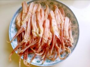鸭舌洗干净，用水泡半小时，拿出来沥干水分